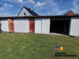 Dom z zabudowaniami - PoŁęcko